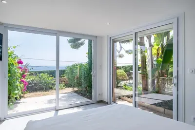 Image de Villa vue mer contemporaine avec piscine, proche Cannes