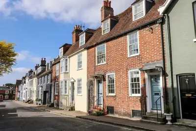 Captains Row, Lymington. 2 bed