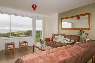 Image de Spindrift: A Coastal Retreat