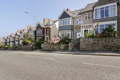 Image de Seascape: A Coastal Retreat