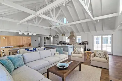 Image de New Listing! Stunning Newly Constructed 2bd House & 2bd Cottage--Central Air, Screen Porch, Walk to Cold Storage Beach