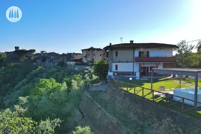 Image de Tuscan Olive Grove Retreat with Hot Tub & Medieval Village Views