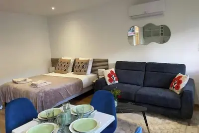 Image de Studio chaleureux et élégant pour 4 personnes