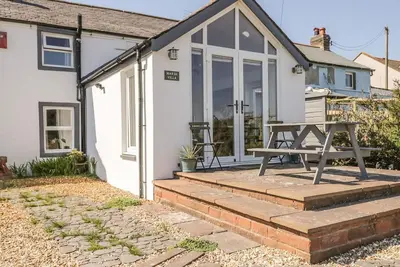 Image de Marsh Villa: Cozy Retreat with Sea Views