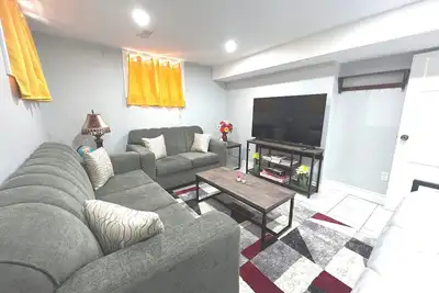 Image de Elegant 2br plus Living Basement Apt - Bright, Spacious, Furnished Mississauga