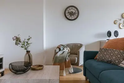 Image de Bright 2br retreat w/ kitchen & workspace