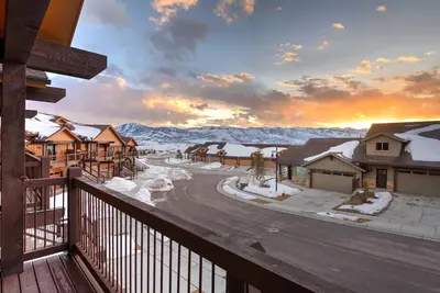 Image de Welcome to Modern Mountain Lodge, a refined luxury townhome just minutes from Park City and Deer Valley. Set against a stunning mountain backdrop, this thoughtfully designed retreat blends modern comfort with a warm alpine aesthetic.
