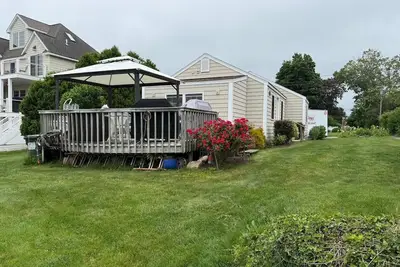 Image de Newly remodeled Westbrook Cottage just steps from West Beach