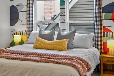 Image de ¡SocialHaus! Sleeps 16! 5 mins to Gainbridge