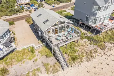 Image de Direct Oceanfront on Charleston Beach!