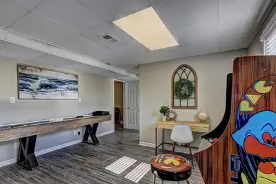 Image de Varners Station - King Bed, Smart TVs & More!