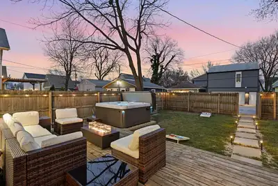 Image de Cozy Kid-Friendly Retreat w/ Hot Tub, Games, Fire table Minutes from Downtown