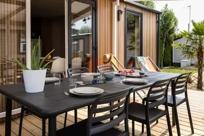 Image de ZEcamping 4* animé 1km plage piscine couverte locatif Tv 30m2