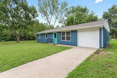 Image de Pet-Friendly & Close to Mass St; Charming walk to Ku Campus!