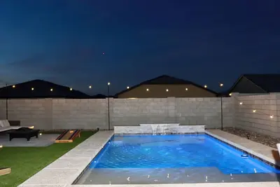 Image de Modern Desert Oasis - Private Pool - Sleeps 9 Guests - Near Dt & Airport