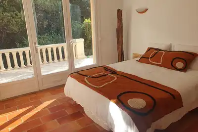 Image de Bas de villa avec piscine dans écrin de verdure