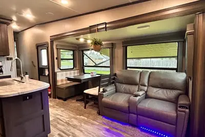 Image de Modern Spacious Rv Retreat w/ Full Kitchen & Cozy Comforts