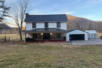 Image de Peaceful 4-bedroom farmhouse with hot tub close to Atv trails and WinterPlace