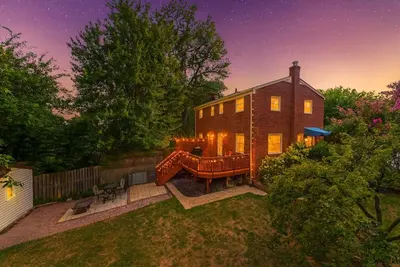 Image de Private Deck & Backyard - Sleeps 6 - 20min to Dc