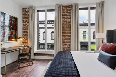 Image de 3br Historic District Condo  | Vibrant Nightlife