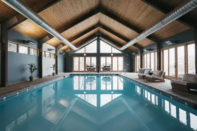 Image de Luxury Lakeview Estate w/ Indoor Pool & Golf Sim