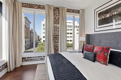 Image de 6br Downtown Savannah Condo | Walk to Nightlife