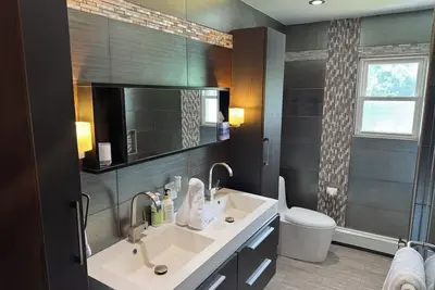 Image de Peace Of Mind In This Charming Upper Level 3 Bedroom 1 Bath Suite