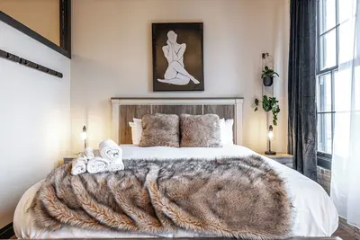 Image de Bradshaw Lofts: Brixton King Suite modern industrial loft in downtown Stratford!