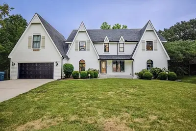 Image de World Cup Stay for 13 Entire House, Basement Excluded