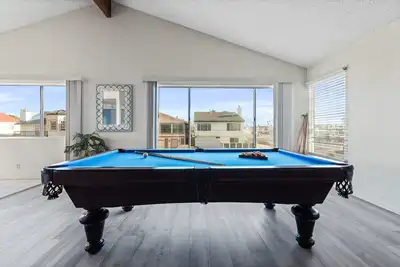 Image de Walk-to-Beach Stay w/ Pool Table & Bikes