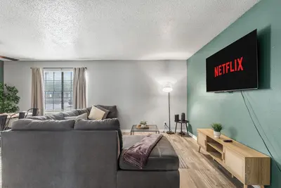 Image de 3 Min Walk to At&T | 2br | Parking + Pets + Gym