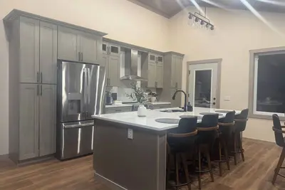 Image de Relaxing 2 bedroom home on the Trout River views of historic train trestle.