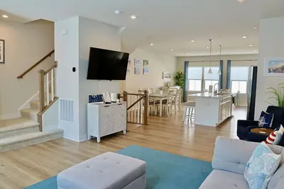 Bayside Break | Rooftop Deck + Resort Pools & Gym