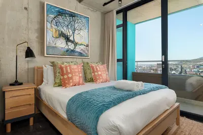 Contemporary 2Bed Apartment | Table Mountain Views