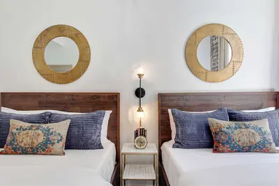 Image de 2 Historic Savannah Condos |  Walk to Everything | Sleeps 15
