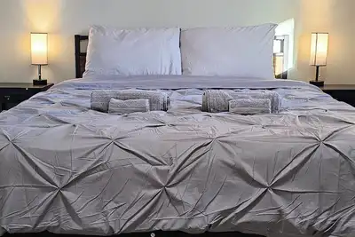 Image de 2nd floor 2 bedroom apartment walking distance to Rogers Place Arena