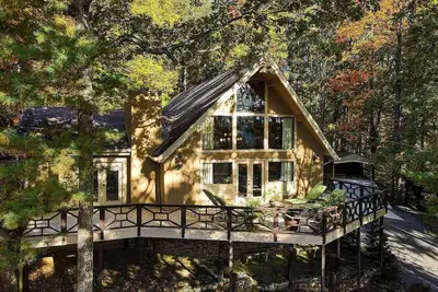 Image de Lake Chatuge Mountain home with beautiful lake and mountain views.