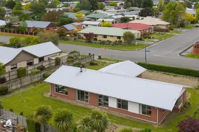 Image de Spacious 3 bedroom family home close to all amenities, fenced garden, parking