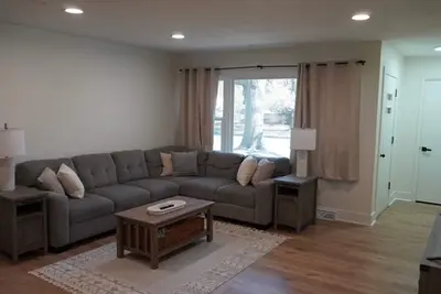 Image de Game Room + Stylish Stay & Sleeps Groups Comfortably