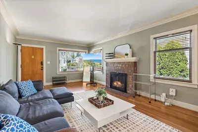 Image de World Cup Stay | Green Lake Upper Unit + Parking