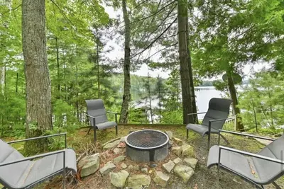 Image de Whispering Pines, Bon Echo Provincial Park Cottage
