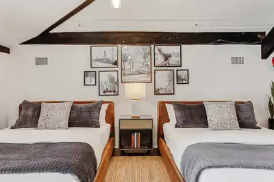 Image de 2 Duplex Condos | 10 Bedrooms | Heart of Savannah