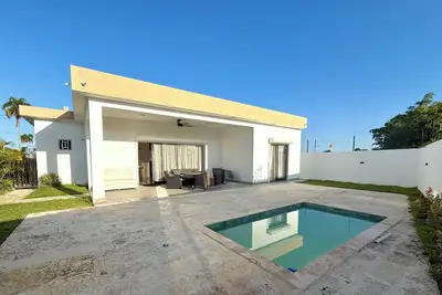 Image de Villa moderne avec piscine privée et Starlink WiFi dans la région d'El Macao Punta Cana