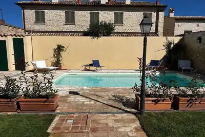 Image de Maison dans un village avec piscine