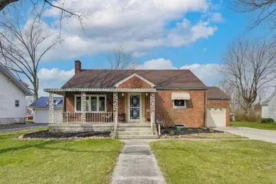 Image de 1 Mi to Dtwn Tiffin! Brick Bungalow w/ Patio, Yard
