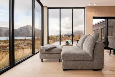 Image de New lodge at seaside, near Henningsvær Lofoten
