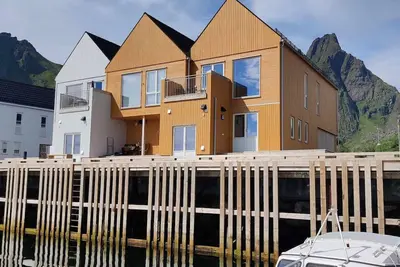 Image de Ny rorbu på kaikanten