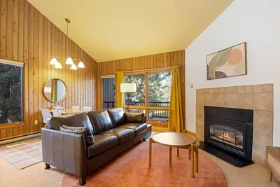 Image de Modern Bend Getaway Near Downtown + Pool & Hot Tub