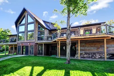 Image de Lakefront Family-Friendly Log Cabin Rental with Private Beach near Ottawa, Ontario