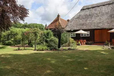 Image de Blackbird Cottage, Ottinge. Tv